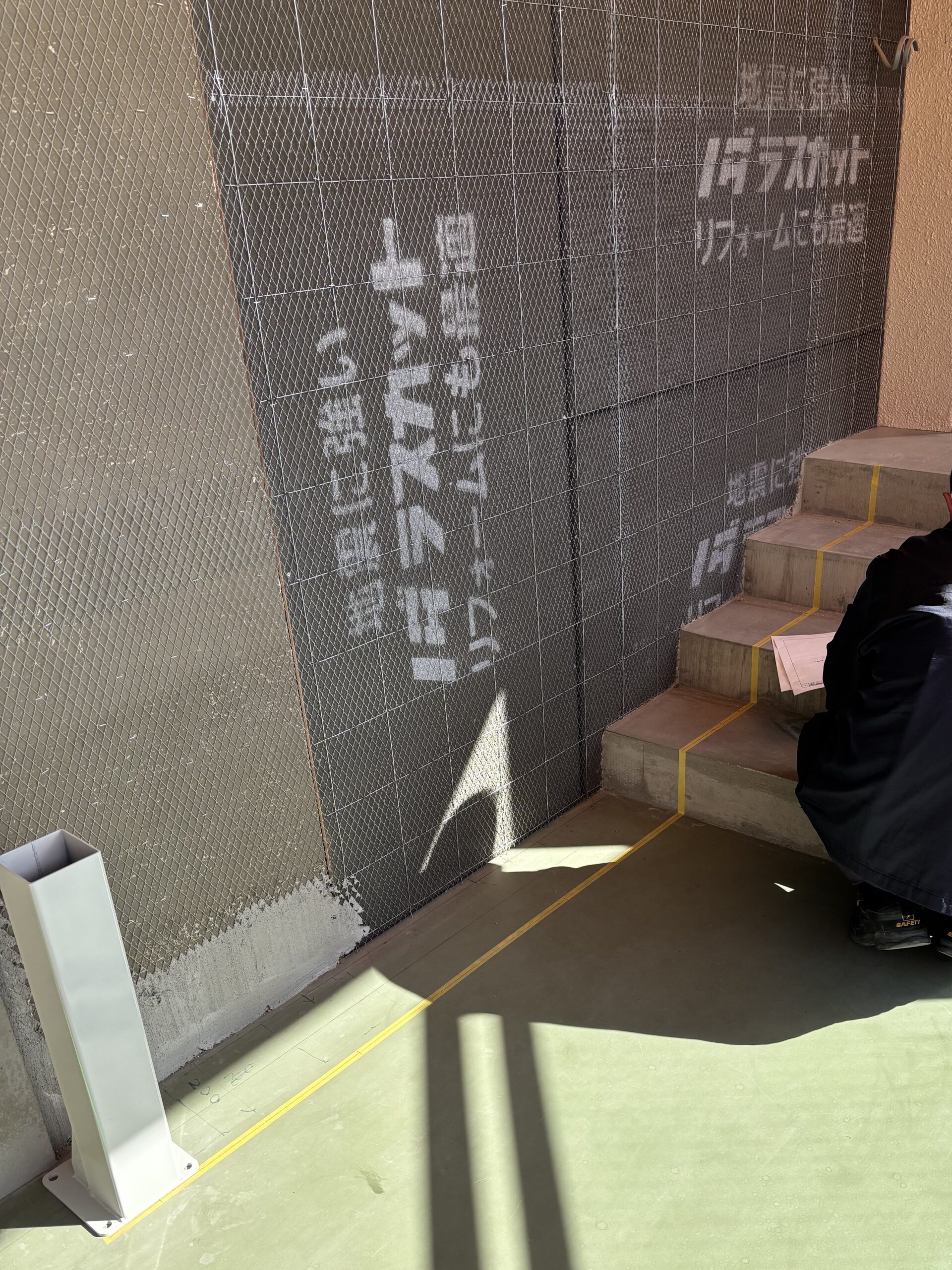 豊中市施設（車いす用階段昇降機支柱レール設置工事）の画像