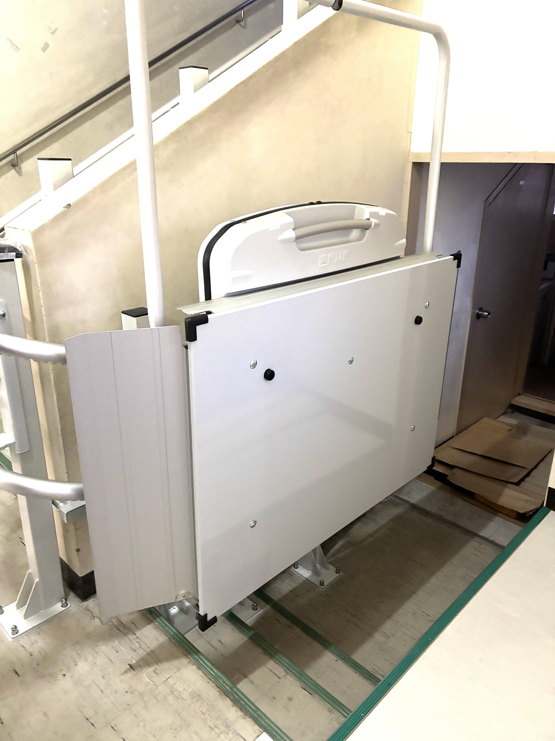 京都府の小学校（車いす用階段昇降機の１階～３階までの据付）の画像