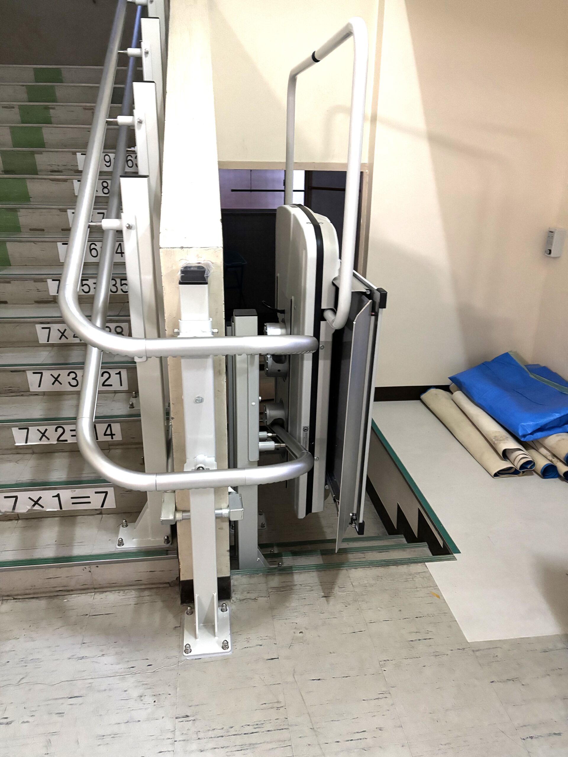 京都府の小学校（車いす用階段昇降機の１階～３階までの据付）の画像