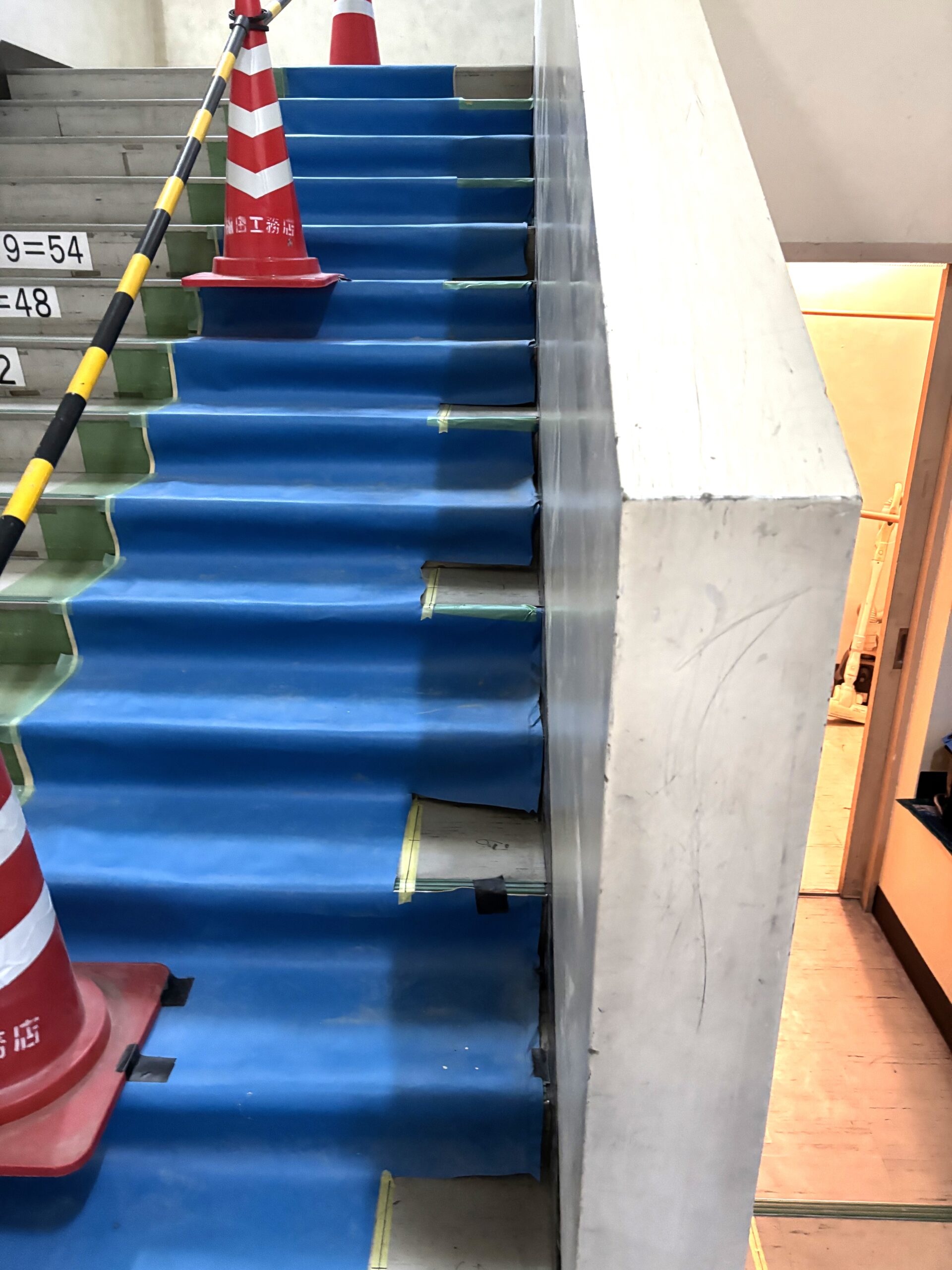 京都府の小学校（車いす用階段昇降機の１階～３階までの据付）の画像