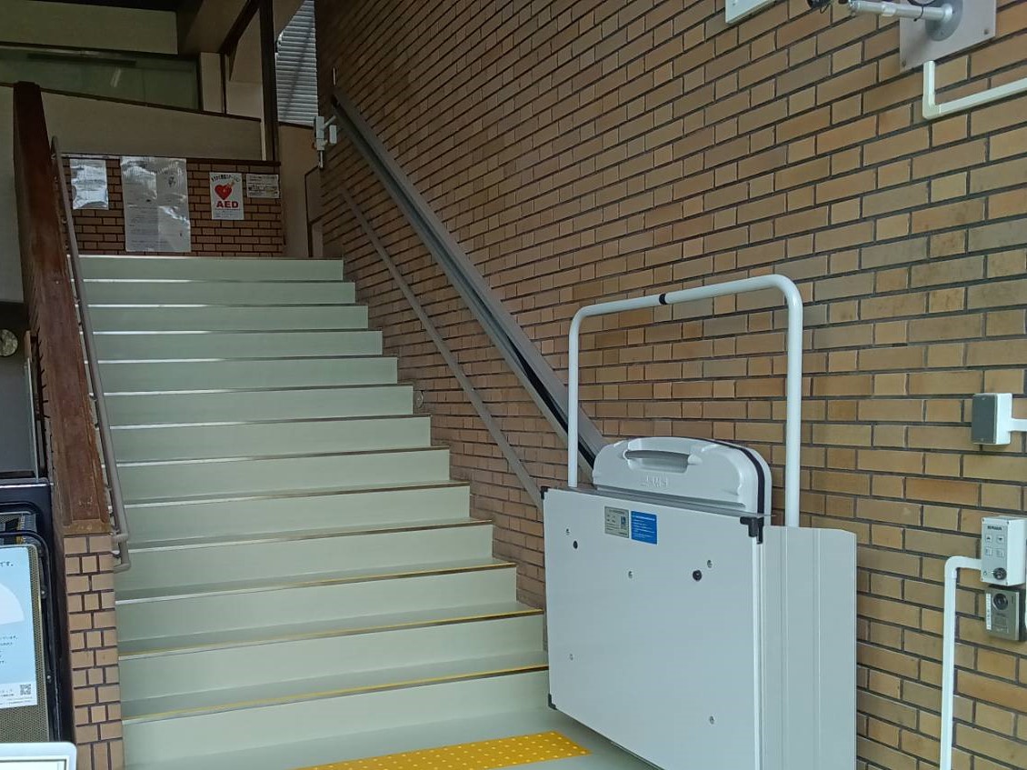 神戸市某所（車いす用階段昇降機の据付工事前・工事後）の画像