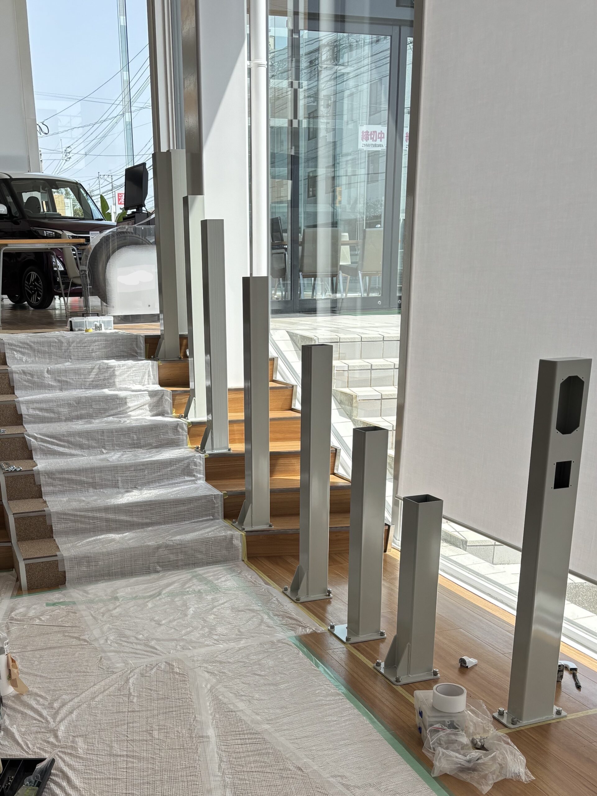 福岡県展示施設（車いす用階段昇降機支柱レール設置）の画像