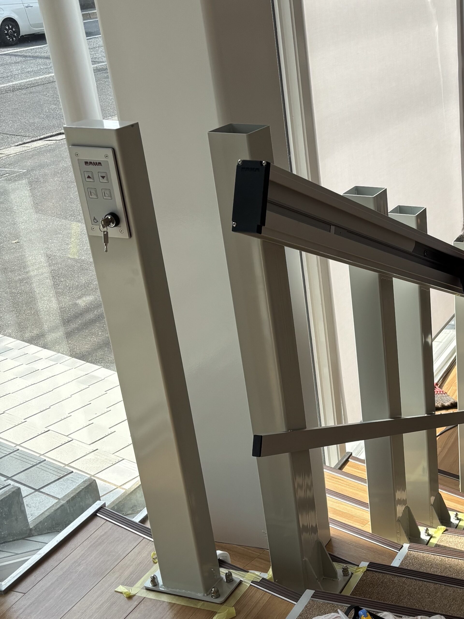 福岡県展示施設（車いす用階段昇降機支柱レール設置）の画像