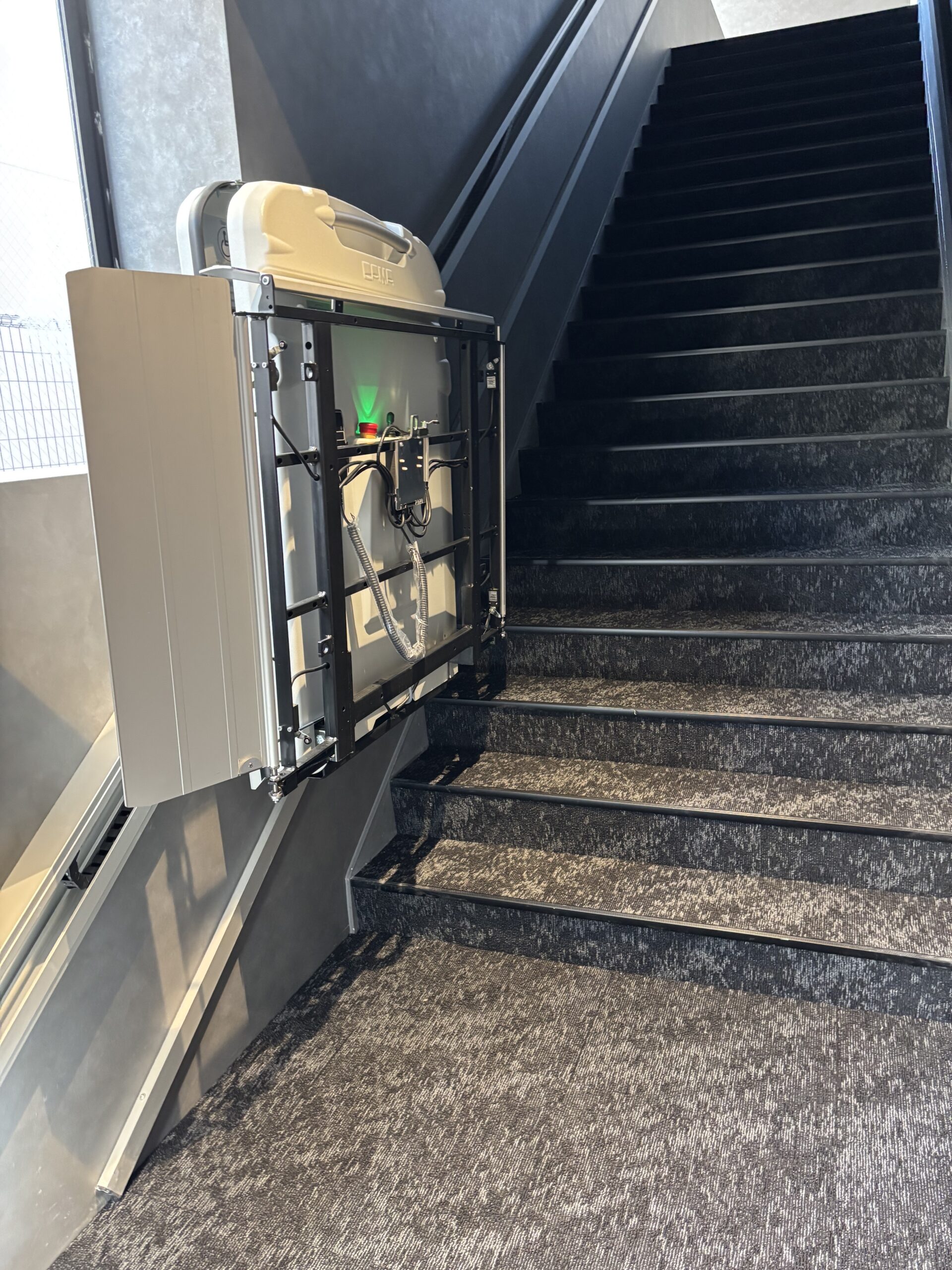 大阪市内展示施設（車いす用階段昇降機設置工事）の画像