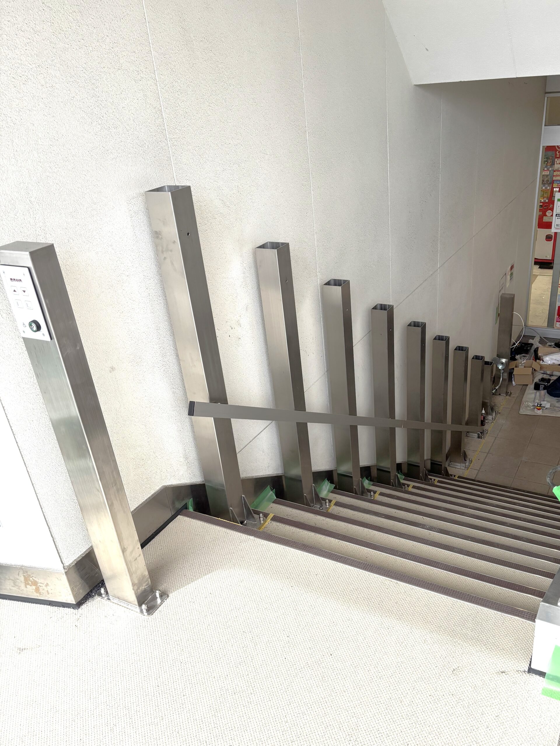 石川県駅構内（車いす用階段昇降機設置工事）の画像