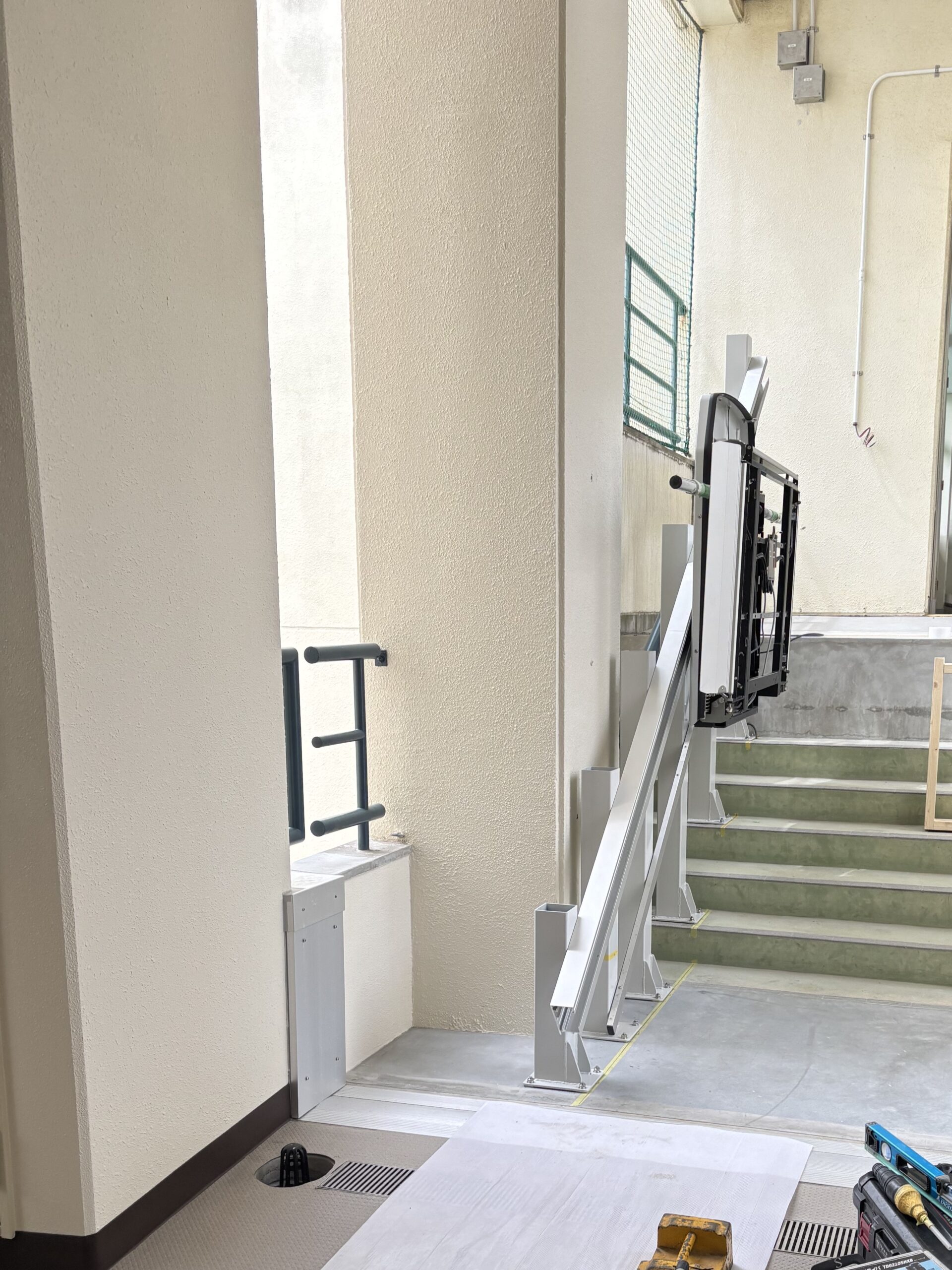 大阪市内小学校（車いす用階段昇降機設置）の画像
